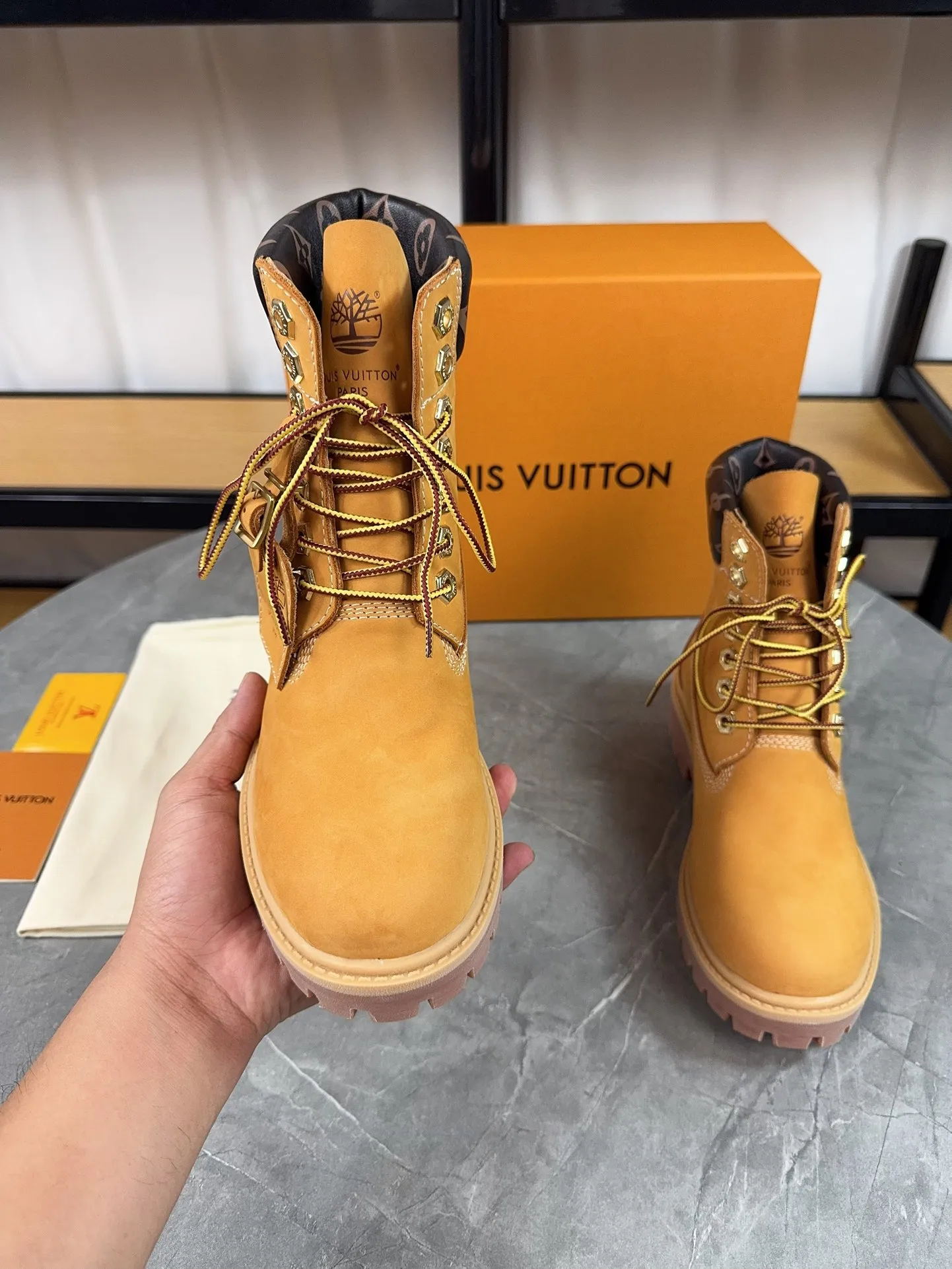 Couple model 💰700 ❤️Top version: Couple model LV x Timberland Timberland joint model Presbyopia Embossed Rhubarb boots Ankle boots Short boots LV x Timberland ankle boots are made of Monogram embossed waterproof nubuck cow leather, relying on the brand's exquisite craftsmanship to carefully reshape the classic Timberland 6-inch boot shape in Italy, and make an eye-catching appearance in 2024 created by Pharrell Williams with American workwear style Autumn and winter menswear show. Monogram embossed tongue, original Timberland laces and outsole are exquisite details, and the leather label expresses the cooperation logo. Exquisite packaging at the delivery counter🛍📦 ▪️Material: Original customized imported first-layer cowhide ▪️Inner lining: Original customized leather lining/mesh lining ▪️Outsole: Original molded anti-slip rubber material ▪️Sole thickness: 3.5CM ▪️Size: Women's 35-40 Men's 39-46